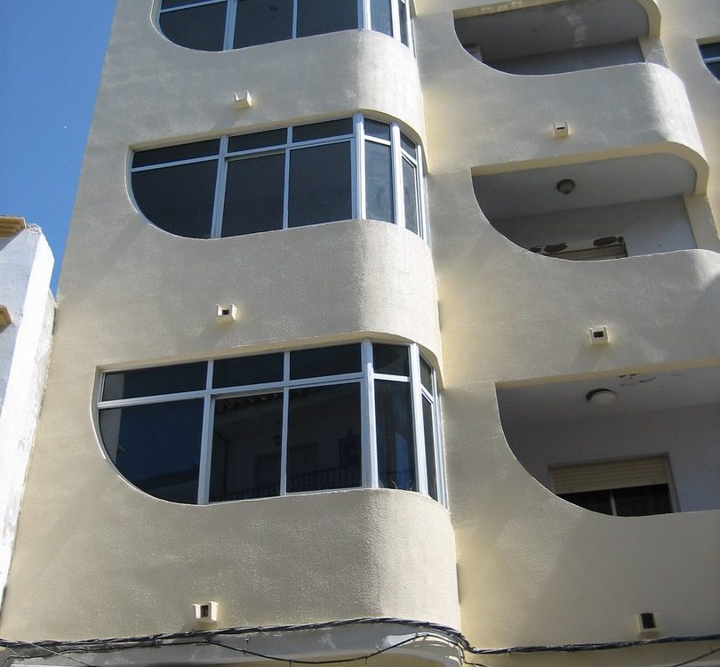 Adecentamiento de fachada de edificio en Calle Empedrada, Jerez de la Frontera. Trabajos Verticales